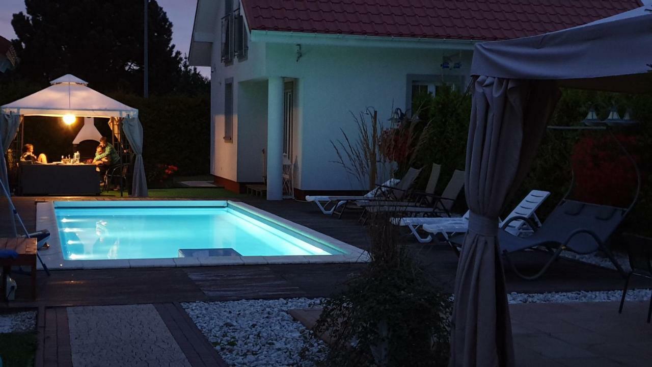 Dom Przy Basenie Villa ปุกสค์ ภายนอก รูปภาพ